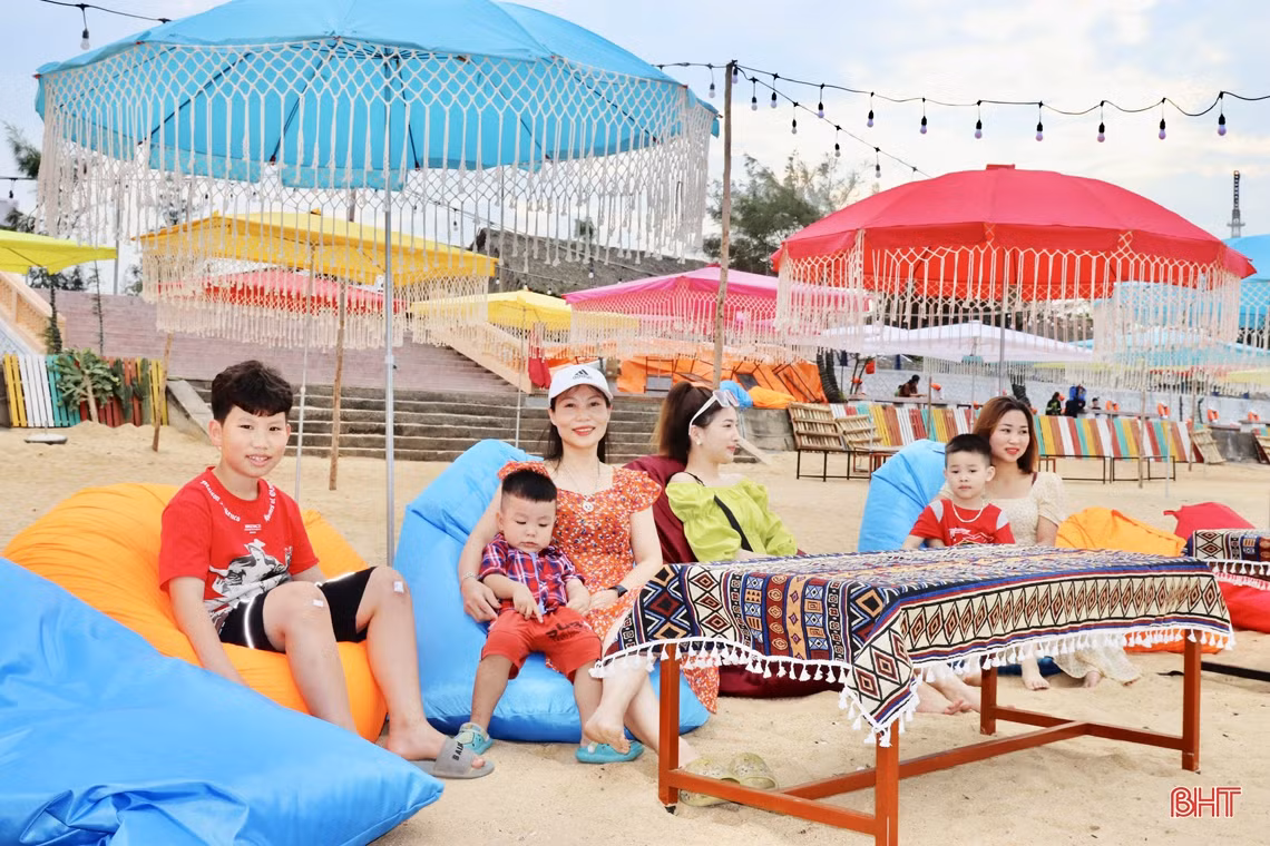 Những “quầy bar bên bãi biển” lần đầu xuất hiện ở Hà Tĩnh