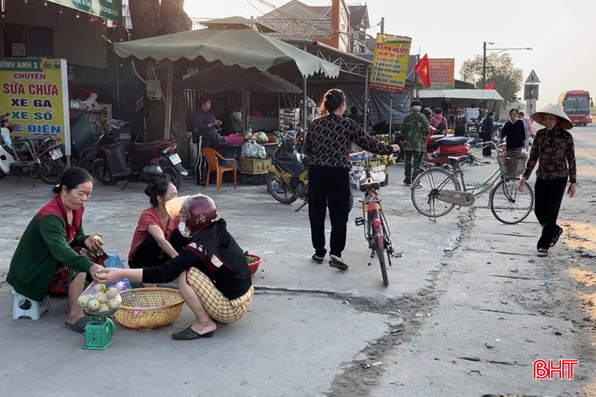 Anh Phan Văn Ước (thị trấn Cẩm Xuyên) cho biết: “Tôi làm việc tại TP Hà Tĩnh nên các buổi sáng trong tuần đều đi qua quốc lộ 1. Khi đi qua chợ cóc này phải giảm tốc độ bởi tình trạng xe máy, xe điện dựng dọc bên lề đường, người dân điều khiển phương tiện đi ngược chiều... Mong rằng, các cơ quan chức năng sớm có biện pháp xử lý, bởi chỉ cần một chút sơ sẩy là có thể gây ra hậu quả khôn lường”.