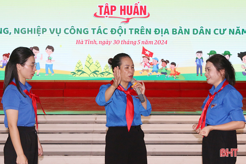 Trong thời gian 1 ngày, các cán bộ Đoàn, Đội đã được cô Nguyễn Thị Lệ Thủy - chuyên gia tâm lý giáo dục - Báo Thiếu niên Tiền phong và Nhi đồng truyền đạt các nội dung: Kỹ năng tổ chức trò chơi nhỏ, trò chơi lớn, hoạt náo cho thiếu nhi; các mô hình, hoạt động Đội cho thiếu nhi trên địa bàn dân cư năm 2024; kỹ năng hát múa, dân vũ thiếu nhi, kỹ năng tư vấn tâm lý, kỹ năng tuyên truyền phòng chống đuối nước, tai nạn thương tích, xâm hại trẻ em…