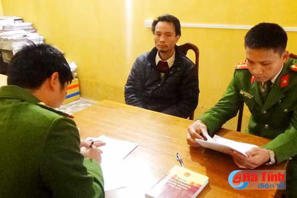 bat 2 doi tuong mua ban tang tru ma tuy o hong linh