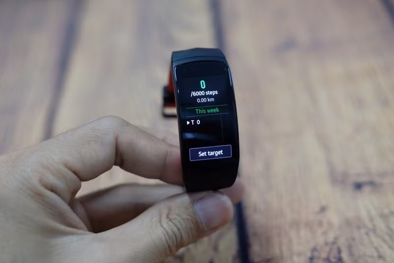 mo hop vong deo thong minh samsung gear fit2 pro gia 4 19 trieu dong