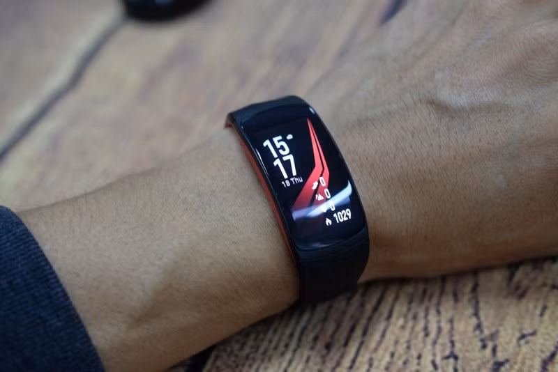mo hop vong deo thong minh samsung gear fit2 pro gia 4 19 trieu dong