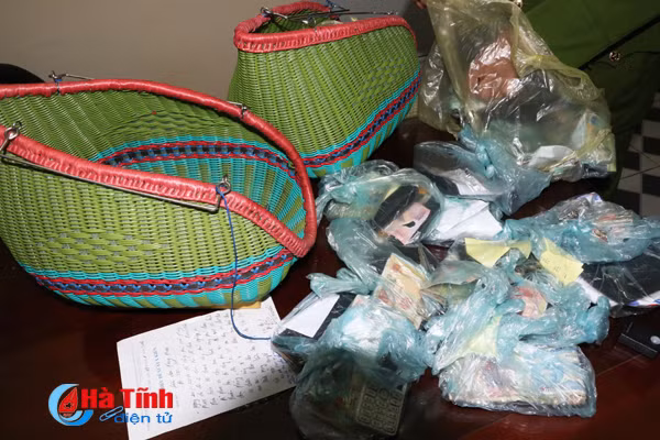 video 60 chien sy cong an dot kich truong ga bat 30 doi tuong danh bac