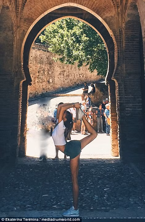 thieu nu nga mang niem dam me yoga di du lich khap the gioi