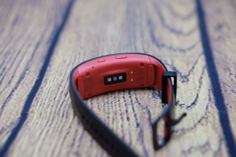 mo hop vong deo thong minh samsung gear fit2 pro gia 4 19 trieu dong