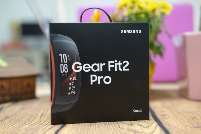 mo hop vong deo thong minh samsung gear fit2 pro gia 4 19 trieu dong