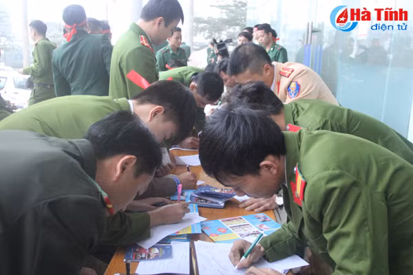 bi thu tinh uy chung vui ngay hoi chu nhat do hien mau cuu nguoi
