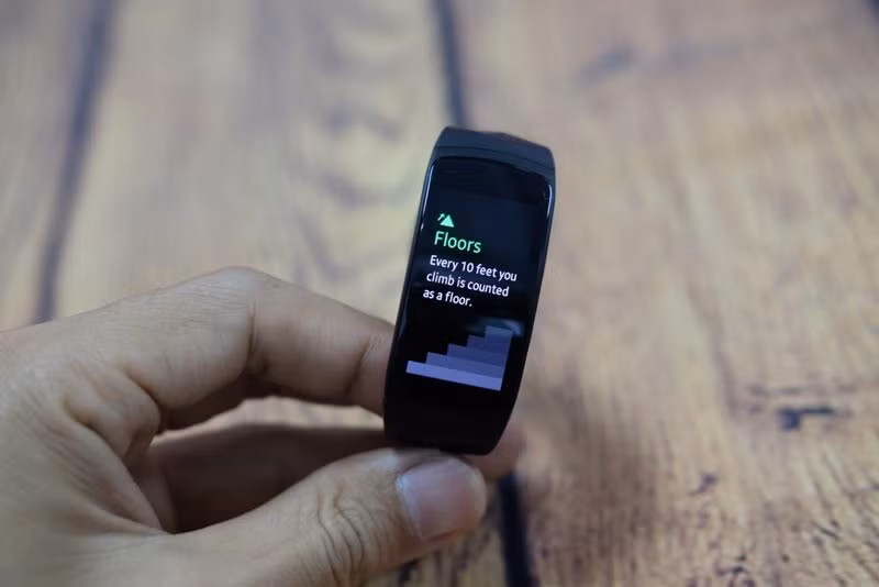 mo hop vong deo thong minh samsung gear fit2 pro gia 4 19 trieu dong