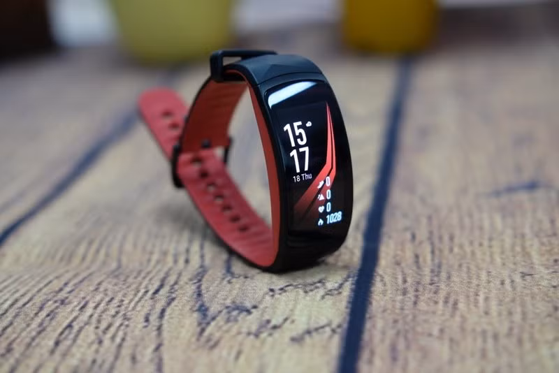 mo hop vong deo thong minh samsung gear fit2 pro gia 4 19 trieu dong
