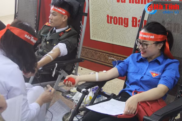 bi thu tinh uy chung vui ngay hoi chu nhat do hien mau cuu nguoi