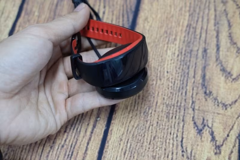 mo hop vong deo thong minh samsung gear fit2 pro gia 4 19 trieu dong
