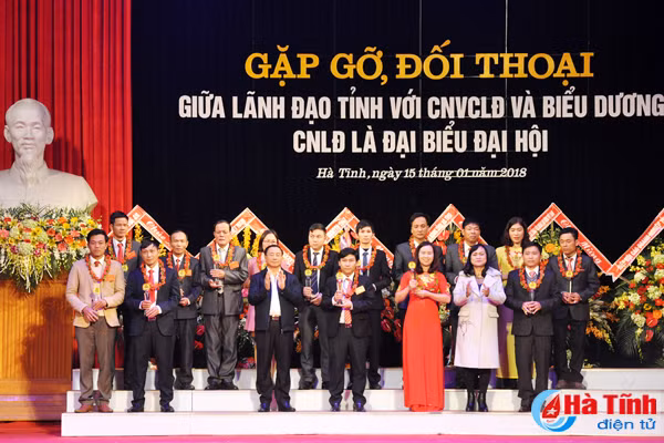 lanh dao ha tinh doi thoai bieu duong nguoi lao dong tieu bieu