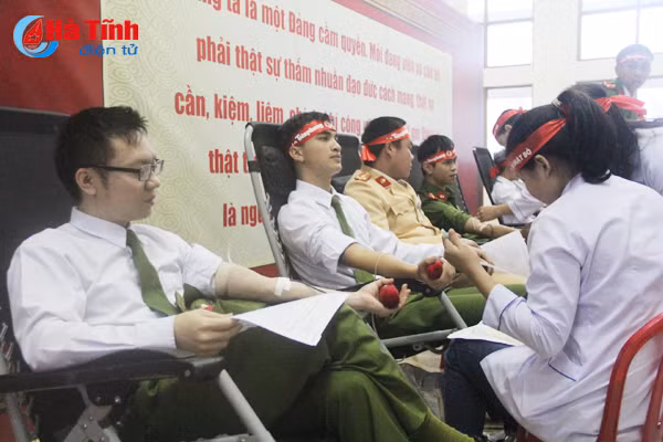 bi thu tinh uy chung vui ngay hoi chu nhat do hien mau cuu nguoi