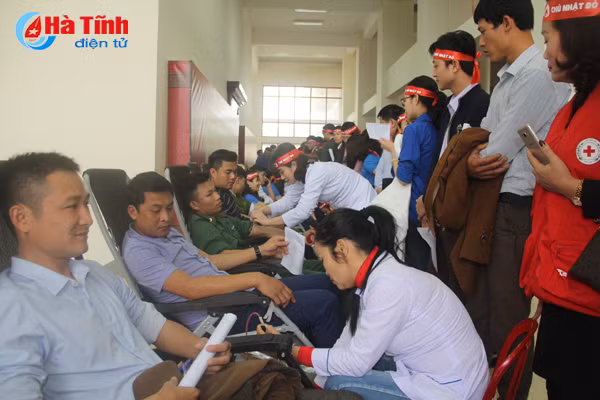 bi thu tinh uy chung vui ngay hoi chu nhat do hien mau cuu nguoi