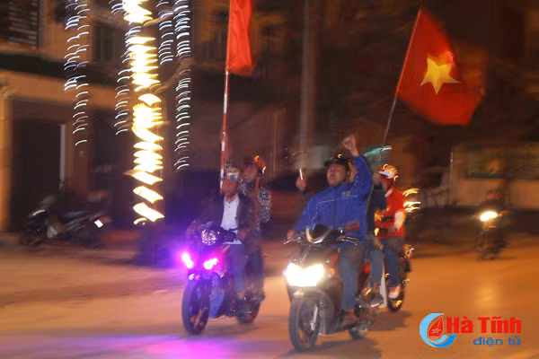 nguoi dan ha tinh ra duong an mung chien thang lich su cua u23 viet nam