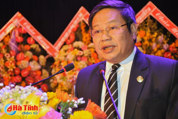 lanh dao ha tinh doi thoai bieu duong nguoi lao dong tieu bieu