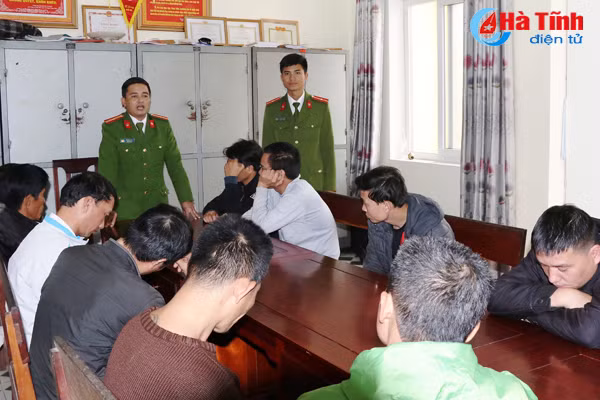 video 60 chien sy cong an dot kich truong ga bat 30 doi tuong danh bac