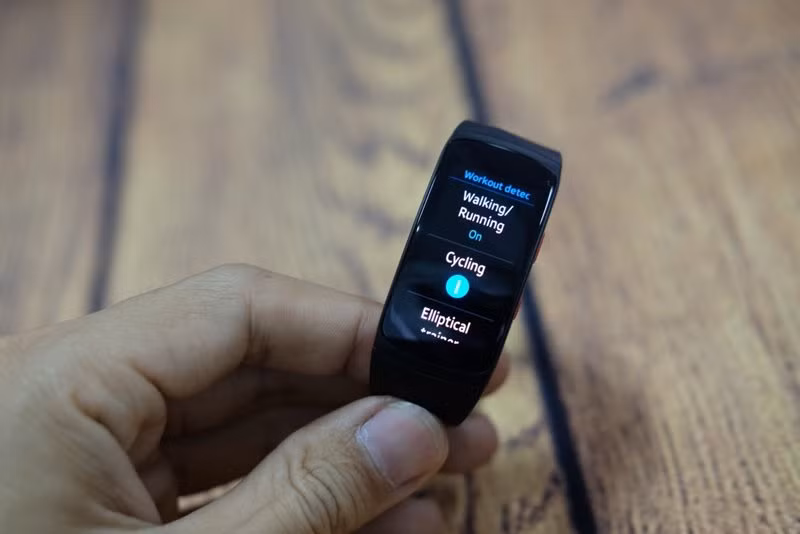 mo hop vong deo thong minh samsung gear fit2 pro gia 4 19 trieu dong