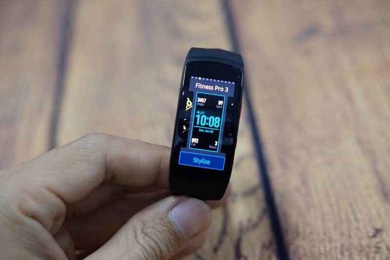mo hop vong deo thong minh samsung gear fit2 pro gia 4 19 trieu dong