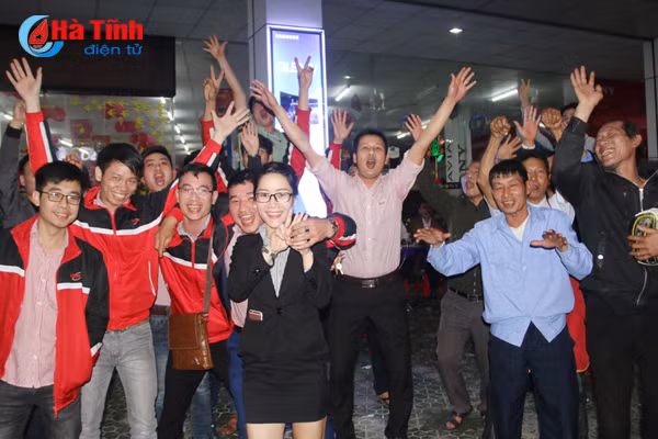 nguoi dan ha tinh ra duong an mung chien thang lich su cua u23 viet nam