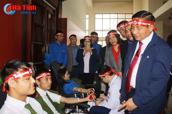 bi thu tinh uy chung vui ngay hoi chu nhat do hien mau cuu nguoi