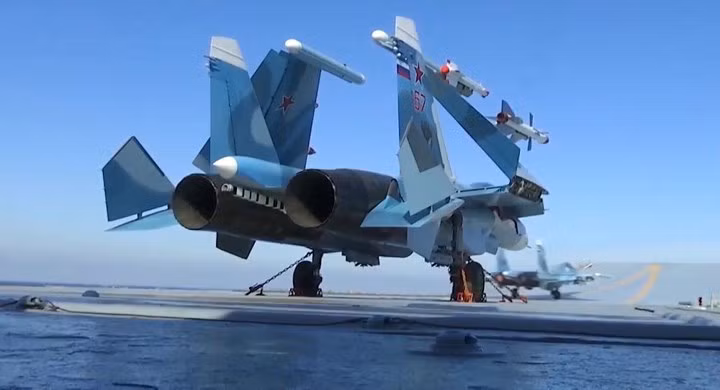 anh suc manh tiem kich bao boi cua tau san bay nga su 33