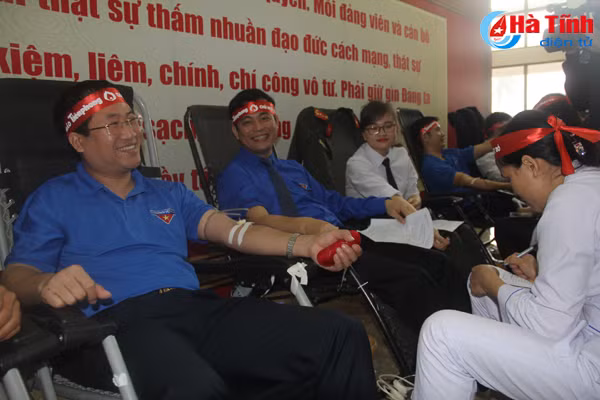 bi thu tinh uy chung vui ngay hoi chu nhat do hien mau cuu nguoi