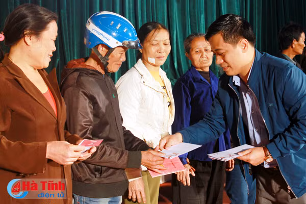 vingroup trao 200 suat qua cho nguoi ngheo can loc