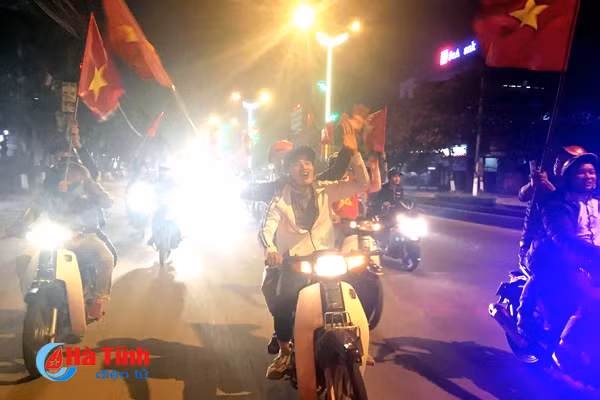 nguoi dan ha tinh ra duong an mung chien thang lich su cua u23 viet nam