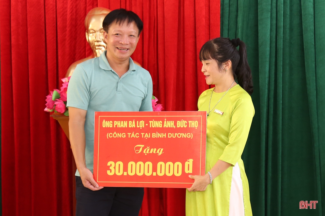 Phó Thủ tướng Trần Hồng Hà mong các thầy, cô giáo Hà Tĩnh luôn tận tâm cống hiến cho sự nghiệp giáo dục