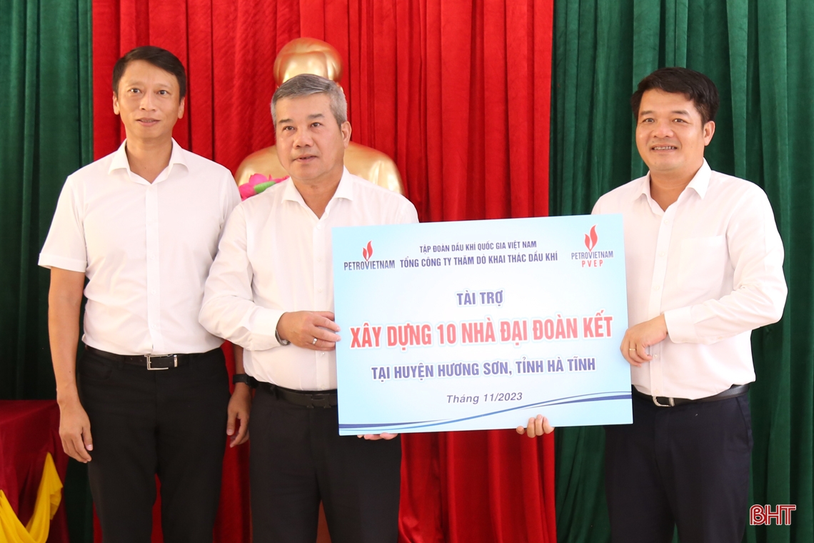Phó Thủ tướng Trần Hồng Hà mong các thầy, cô giáo Hà Tĩnh luôn tận tâm cống hiến cho sự nghiệp giáo dục