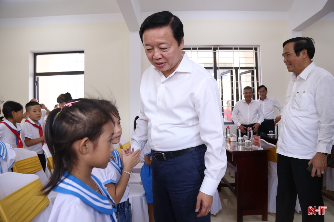 Phó Thủ tướng Trần Hồng Hà mong các thầy, cô giáo Hà Tĩnh luôn tận tâm cống hiến cho sự nghiệp giáo dục