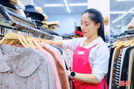 Cửa hàng thời trang “mòn mỏi” chờ đông