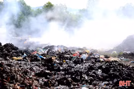 Rác dồn ứ, cháy âm ỉ gây ô nhiễm ở xã Toàn Lưu