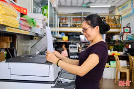 Thiếu sách giáo khoa, phụ huynh sao chép cho con học có vi phạm bản quyền?