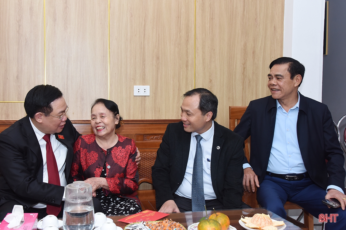 Chủ tịch Quốc hội dâng hương tưởng niệm Chủ tịch Hồ Chí Minh và chúc tết tại Hà Tĩnh