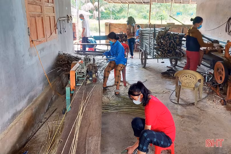 Làng nghề Hà Tĩnh đơn hàng đều tay, phấn khởi sản xuất 