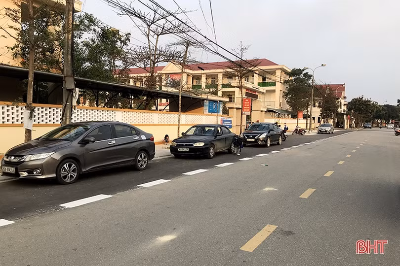 Vì sao việc ùn tắc trước các cổng trường học ở TP Hà Tĩnh giảm hẳn?