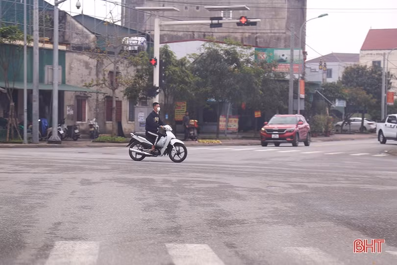 Công an Hà Tĩnh xử lý nghiêm thanh thiếu niên điều khiển xe lạng lách, đánh võng