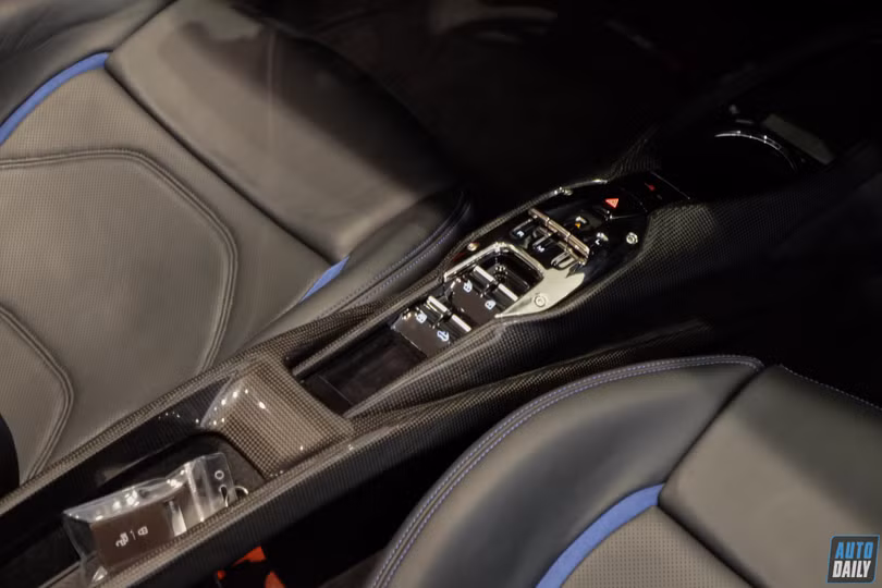 Chiêm ngưỡng siêu xe mui trần Ferrari 296 GTS, giá bán hơn 23 tỷ đồng