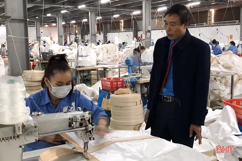 Người lao động Hà Tĩnh sôi nổi thi đua sản xuất chào mừng đại hội công đoàn các cấp