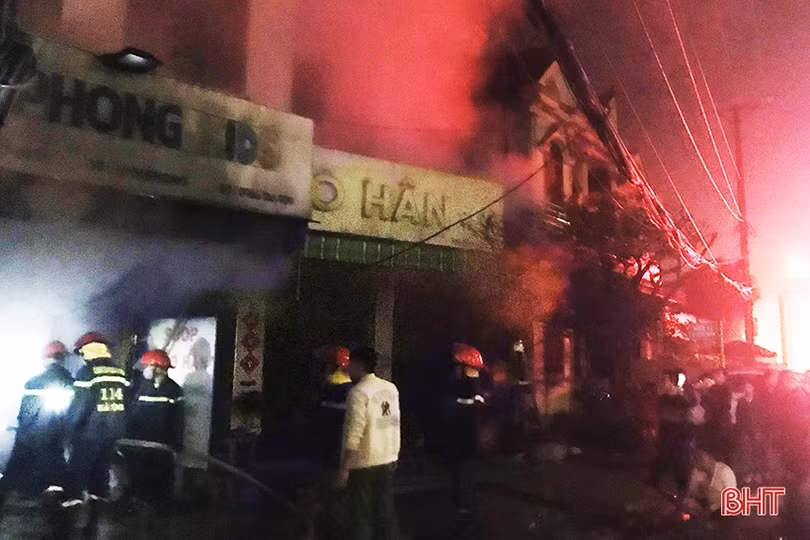 Hà Tĩnh: Giải cứu 4 nạn nhân mắc kẹt trong đám cháy
