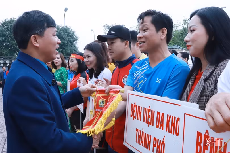 Khởi tranh Giải Bóng chuyền nam, nữ Công đoàn ngành Y tế Hà Tĩnh