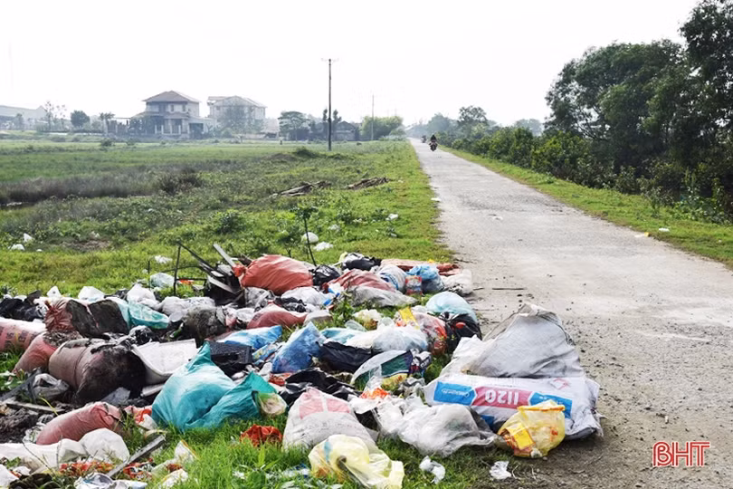Đường quê ở Lộc Hà thành... điểm đổ rác!