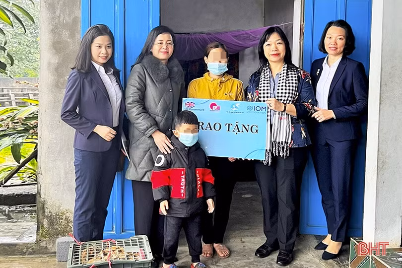 Thăm hỏi, hỗ trợ một nạn nhân ở Hà Tĩnh bị lừa bán sang nước ngoài