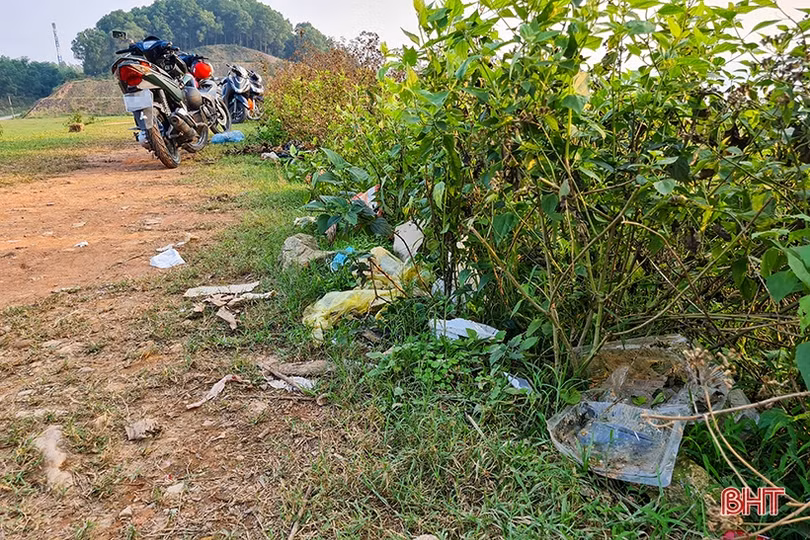 Rác chất đống bên hồ Kẻ Gỗ sau những buổi dã ngoại
