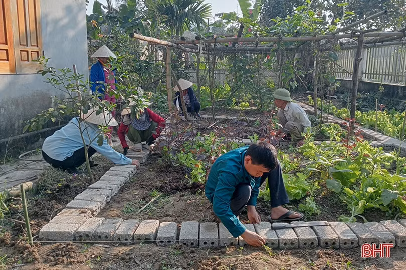 Phụ nữ Hương Sơn giúp nhau xây dựng nhà sạch, vườn đẹp, đường khang trang
