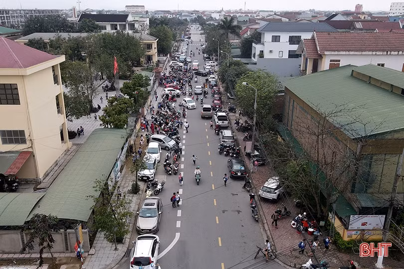 Vì sao việc ùn tắc trước các cổng trường học ở TP Hà Tĩnh giảm hẳn?