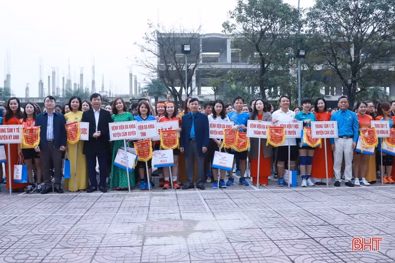 Khởi tranh Giải Bóng chuyền nam, nữ Công đoàn ngành Y tế Hà Tĩnh