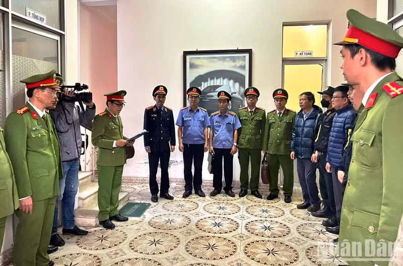 Bắt Giám đốc và 2 Phó Giám đốc Trung tâm Đăng kiểm Thừa Thiên Huế